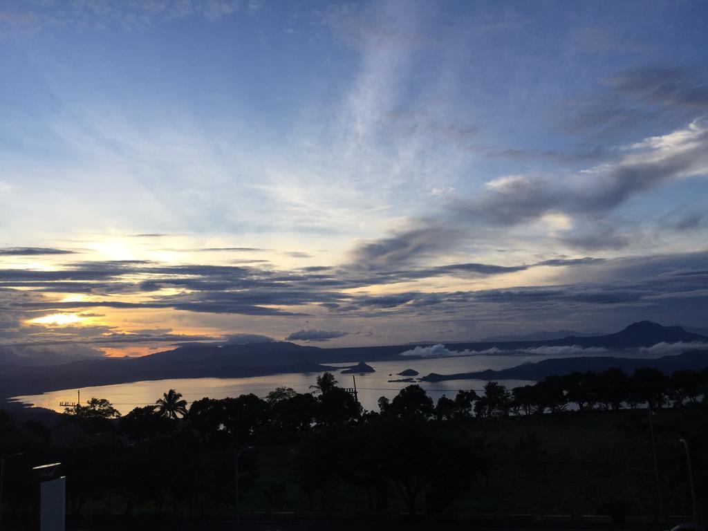 Wind Residence With View Of Taal Lake Tagaytay City Buitenkant foto