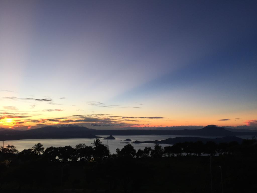 Wind Residence With View Of Taal Lake Tagaytay City Buitenkant foto