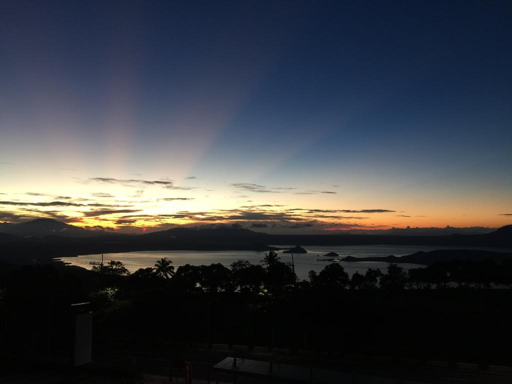 Wind Residence With View Of Taal Lake Tagaytay City Buitenkant foto